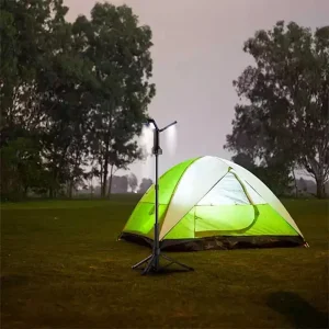 چراغ کمپینگ شارژی نصب شده در فضای باز کنار چادر