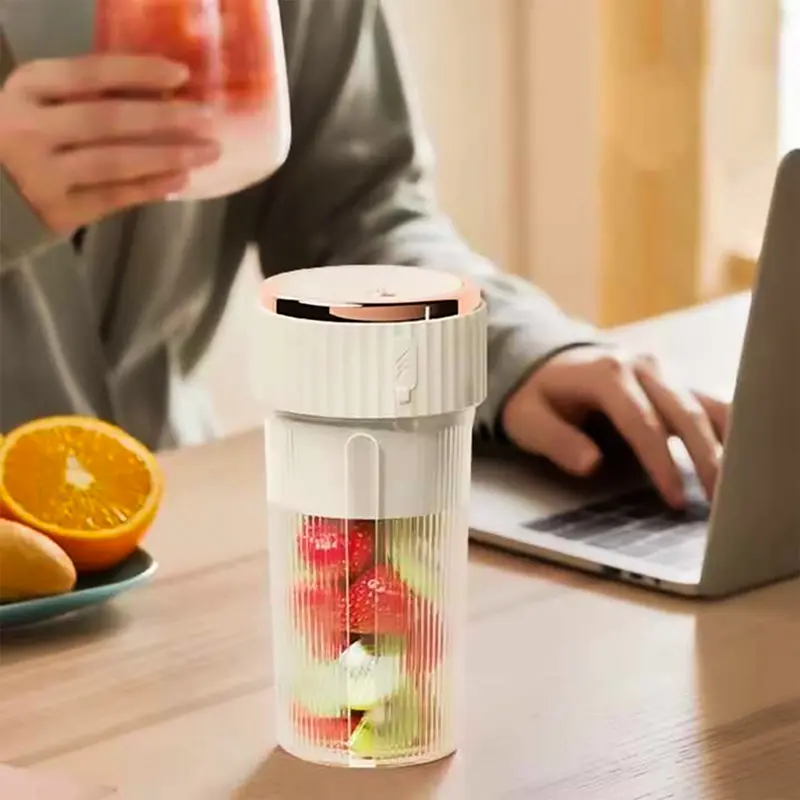 شیکر شارژی 300 میلی لیتر روی میز در کنار لپ تاپ