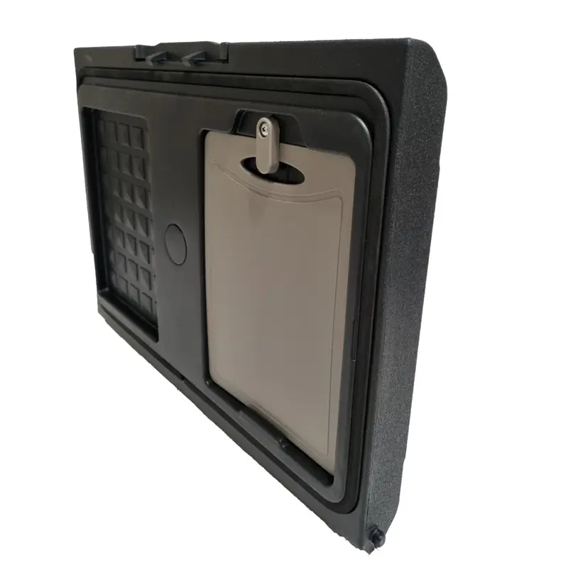 درب یخچال از نمای کناری همراه با تخته گوشت