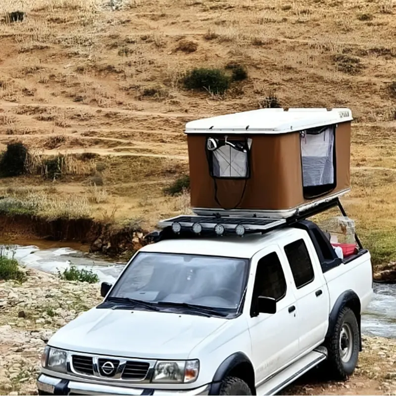 چادر سقفی خودرویی در فضای باز روی خودرو