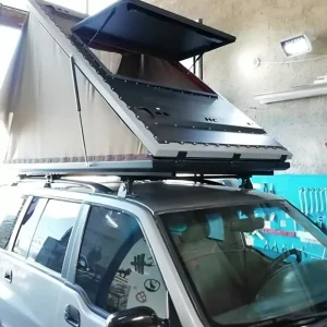 نمای روبرو از چادر سقفی روی سقف خودرو