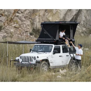 یک نفر داخل چادر سقفی (Rock Cruiser) در طبیعت