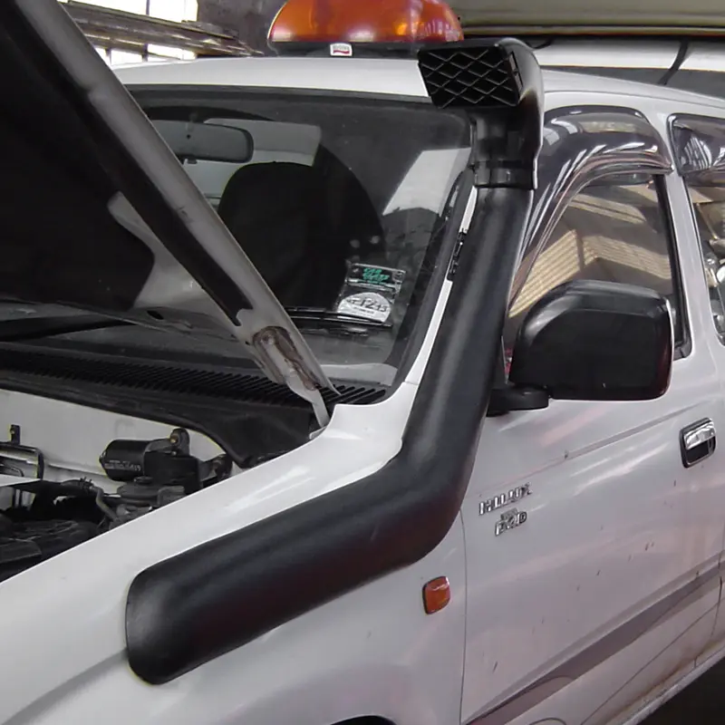 نمای نزدیک از اسنورکل تویوتا هایلوکس تایگر نصب شده روی خودرو