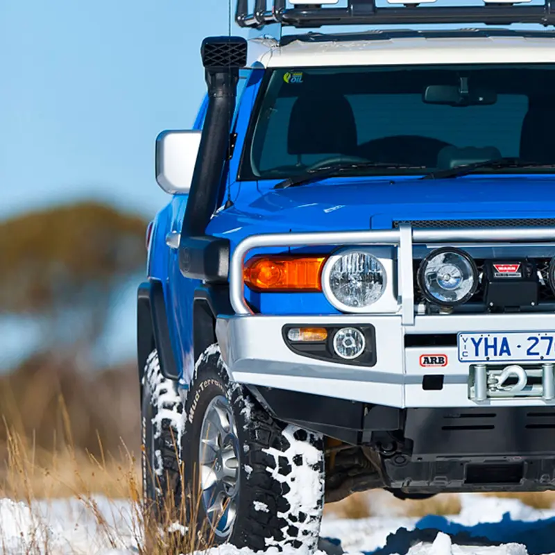 نمای روبرو از اسنورکل تویوتا FJ کروزر بلند نصب شده روی خودرو