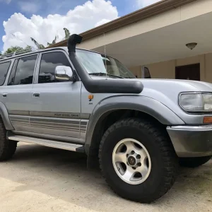 نمای کنار از اسنورکل لندکروزر STL80 سری ۸۰ نصب شده روی خودرو