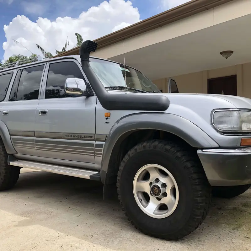 نمای کنار از اسنورکل لندکروزر STL80 سری ۸۰ نصب شده روی خودرو