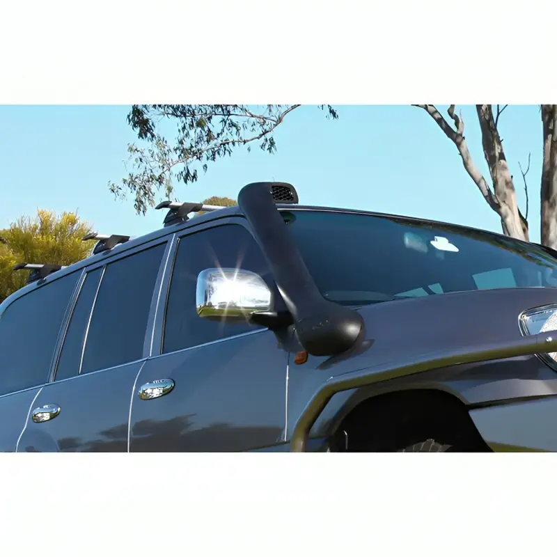 نمای نزدیک از اسنورکل لندکروزر STLC100 نصب شده روی خودرو