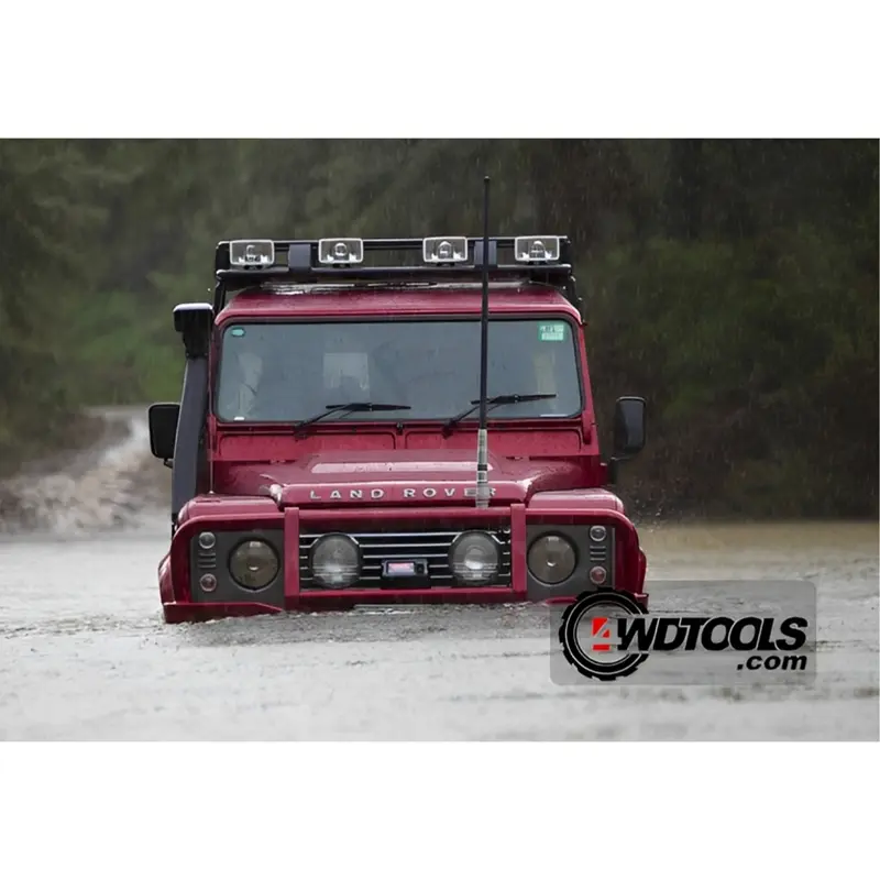 نمای روبرو از خودرو داخل آب با اسنورکل نصب شده