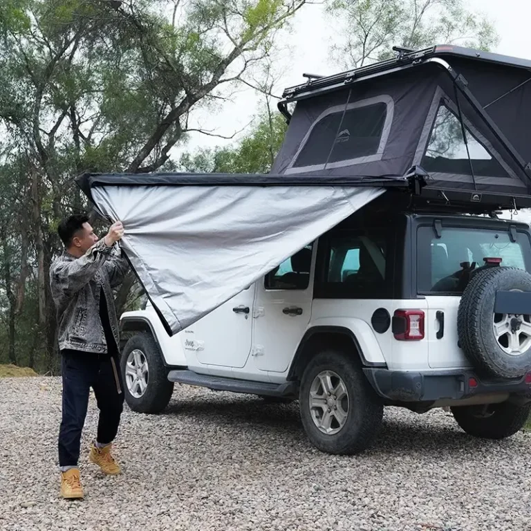 فردی در حال باز کردن سایبان بغل (Wild Land) از نمای کنار