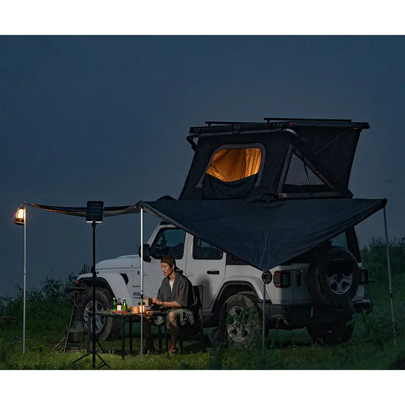 سایبان بغل خفاشی نصب شده در فضای باز