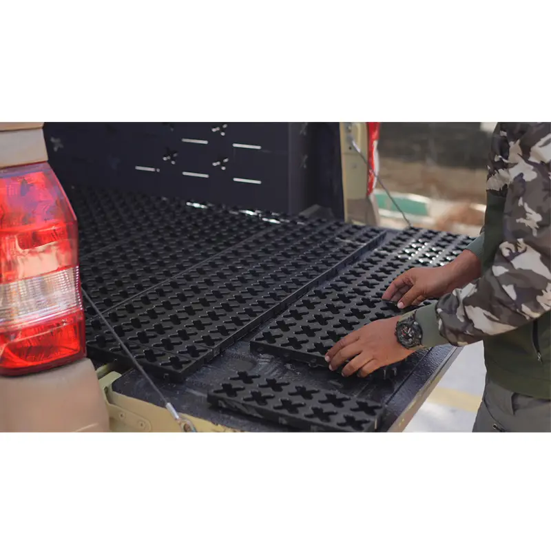 نمای نزدیک از کفپوش تکی 30*30 در حال نصب روی خودرو