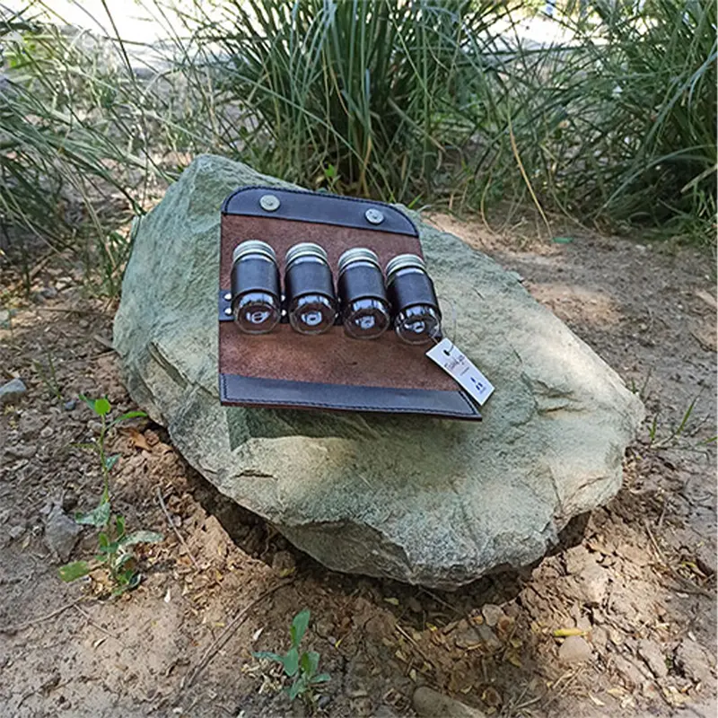 ست جا ادویه 4 پارچه شیشه ای در محیط باز