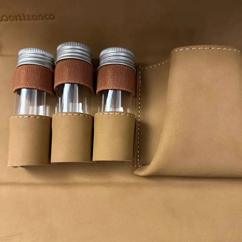 نمای نزدیک از شیشه های ادویه