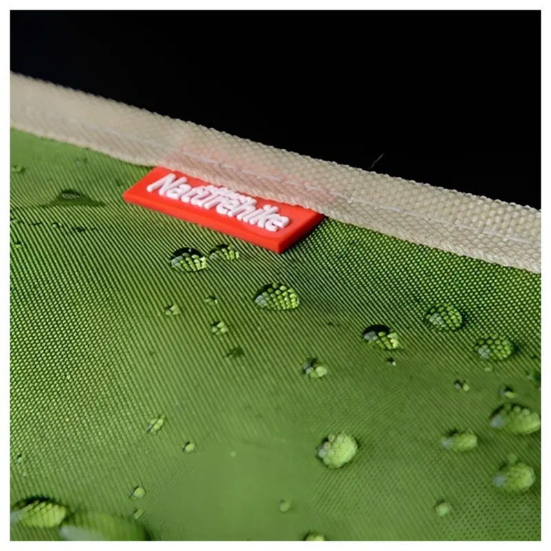 نمای نزدیک از ضد آب بودن پارچه صندلی