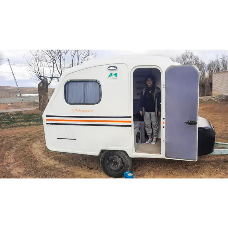 زاویه ی بیرونی و کناری از کاراوان با یک فرد داخل کاراوان