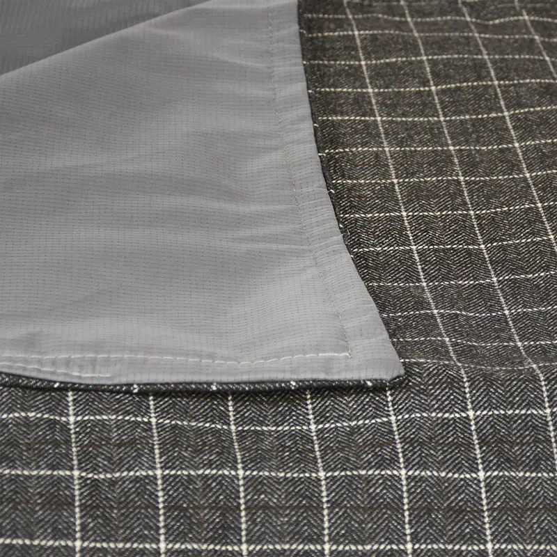 نمای نزدیک از پارچه رویه و آستر زیرانداز هپی کمپ