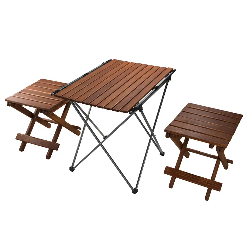 میز سفری تاشو صفحه چوبی در کنار دو صندلی چوبی