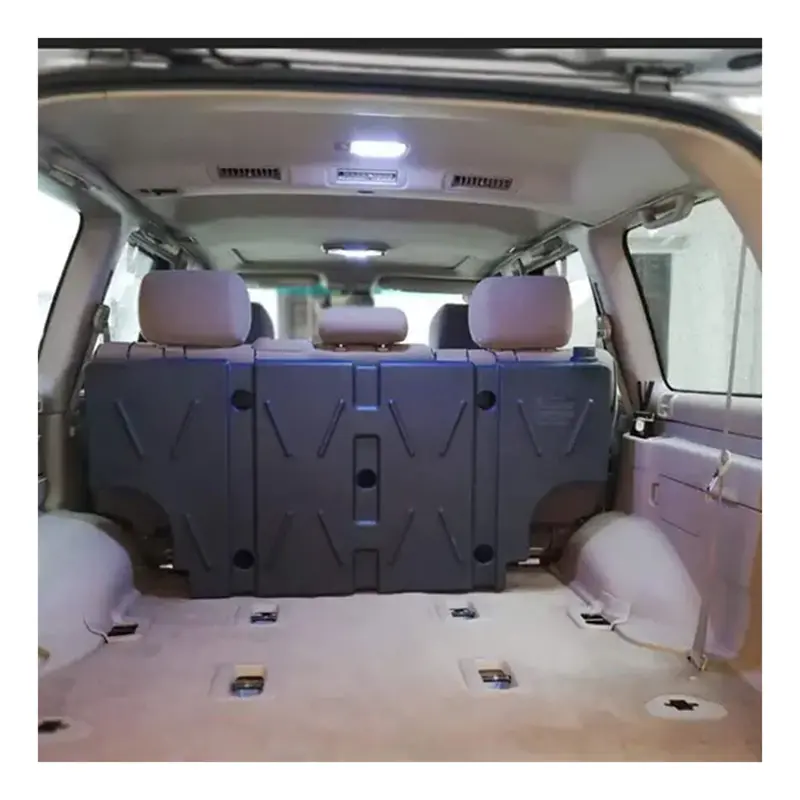 نمای روبرو از مخزن آب 42 لیتری پلاستیک فشرده در داخل خودرو