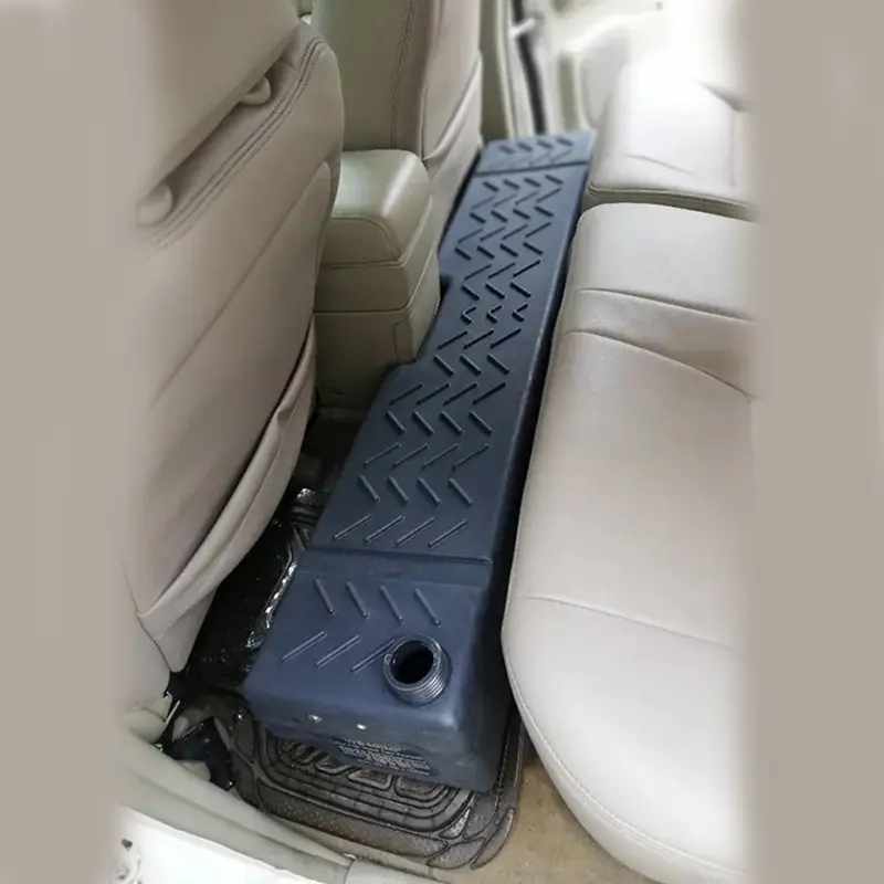 مخزن آب 40 لیتری پلاستیک فشرده در داخل ماشین زیر صندلی