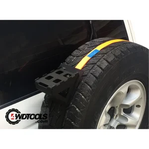 نمای نزدیک از جالت نصب شده نردبان چرخ زاپاس Camel Offroad