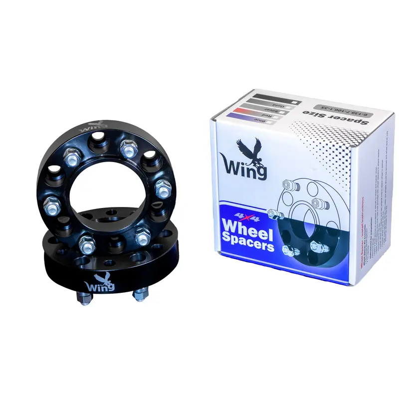 اسپیسر چرخ 6 پیچ از نمای روبرو رنگ مشکی در کنار جعبه