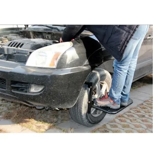 فردی در ایستاده روی پله سیار چرخ قابل تنظیم مدل AWSL1