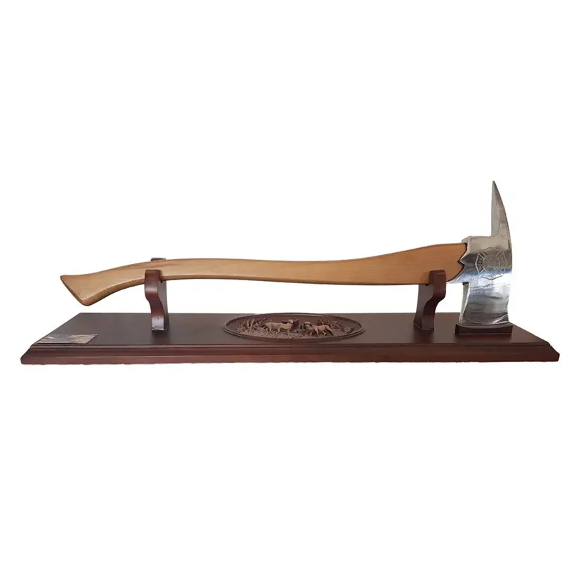 نمای روبرو از پایه چوبی رومیزی و دیواری تبر رایزاکس مدل Fire Dep