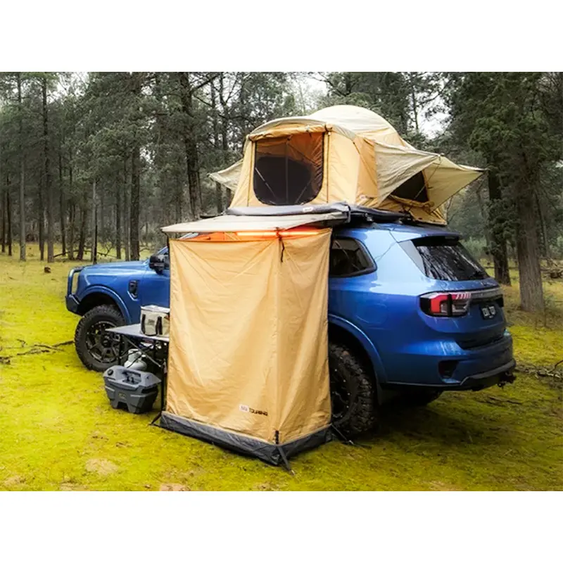 اتاقک حمام نصب شده در کنار خودروی آفرود