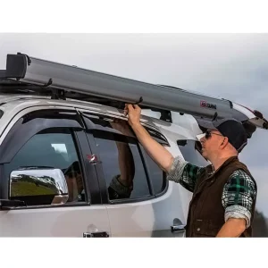 فردی در حال باز کردن هارد کیس سایبان 2.5 متری