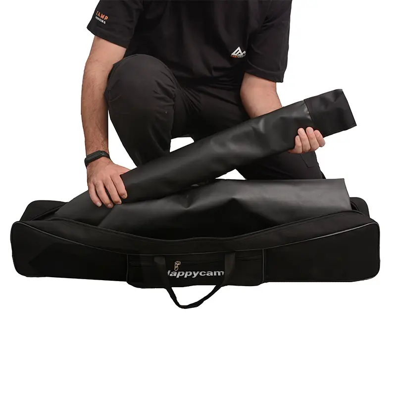 تخت خواب هپی کمپ در دست یک نفر کنار کیف حمل