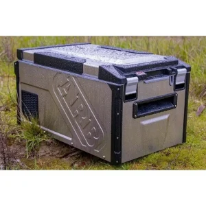 یخچال (ARB) مدل Waterproof قرار گرفته روی زمین خیس