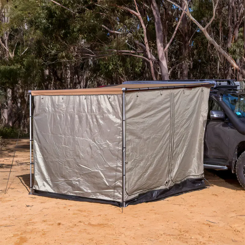 اتاقک زیر سایه بان نصب شده در کنار خودرو