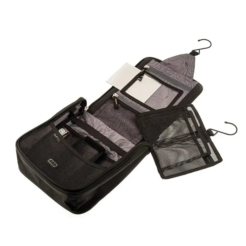 نمای بالا از کیف لوازم بهداشتی در حالت باز شده