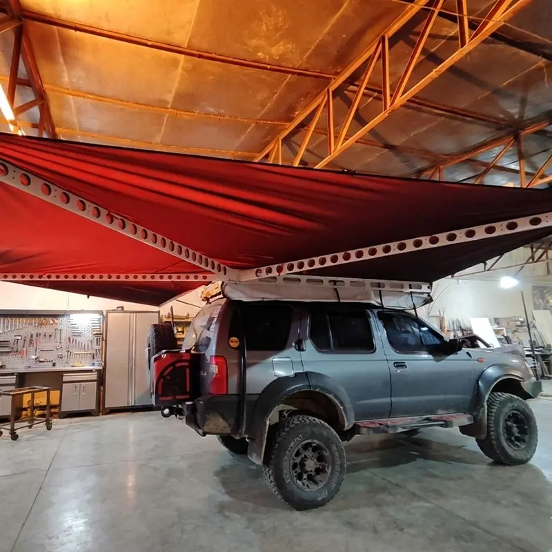 نمای کنار از سایبان نصب شده روی خودرو