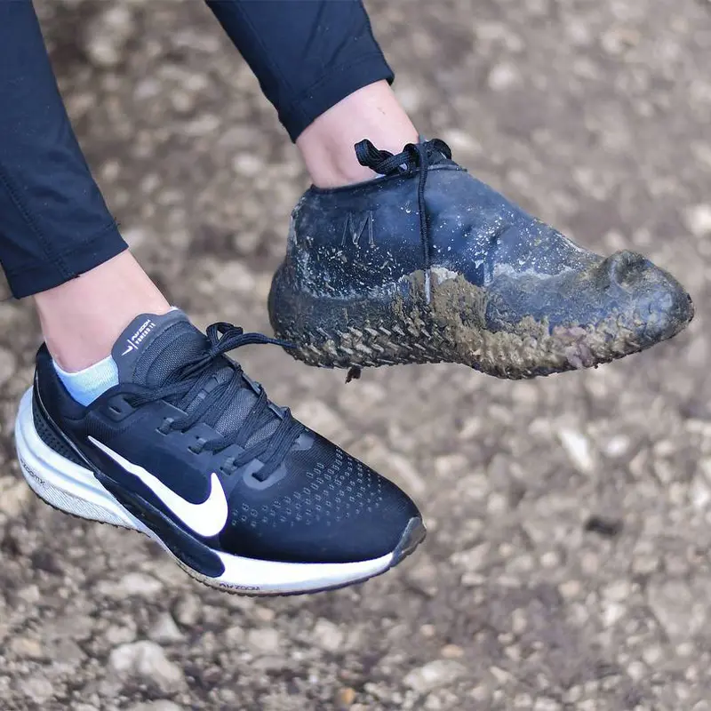 کاور کفش مشکی گلی شده