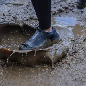 نمای نزدیک استفاده از کاور کفش