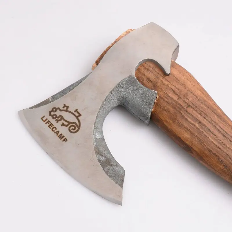 نمای نزدیک از تیغه ی تبر لایف کمپ