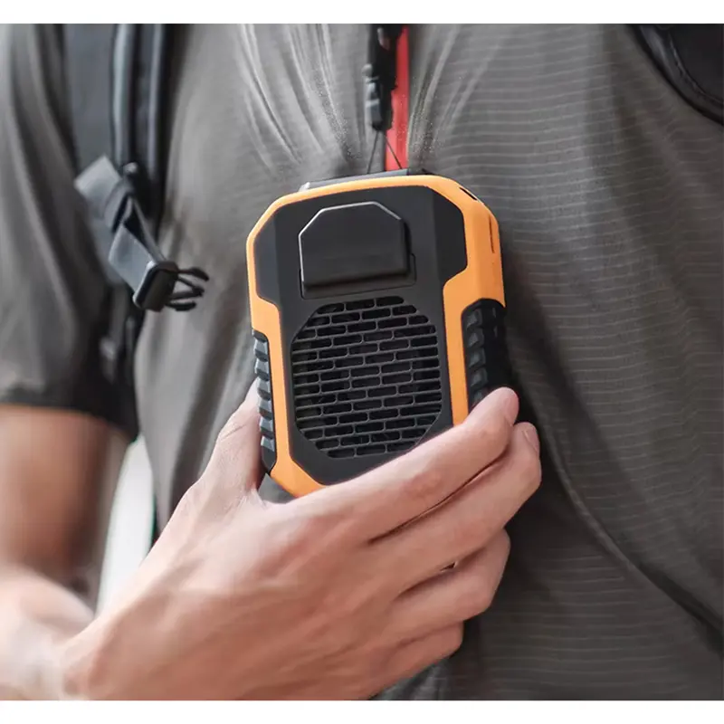 فن و باد بزن قابل حمل در دست یک نفر