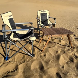 نمای روبرو از میز چوبی و صندلی ها در فضای کویری