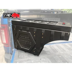 نمای نزدیک و بغل از جعبه ابزار 20 لیتری بالونی پلاستیک فشرده پیکاپ TRE 4x4