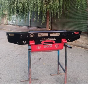 نمای روبرو سپر جلو آهنی سه تکه نیسان پاترول ویگور در فضای باز