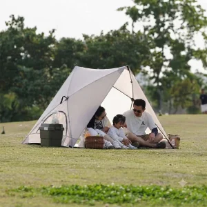 نمای روبرو از سایبان کمپینگ 2 نفره در فضای سبز
